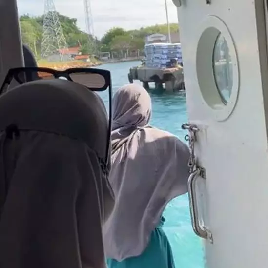 Viral ibu penjual makanan terbawa kapal ke pelabuhan Kalianget pas dagang, nahkoda gercep putar balik