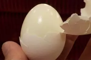 Telur rebus jadi lebih mudah dikupas dengan trik antimainstream ini, bukan malah direbus air