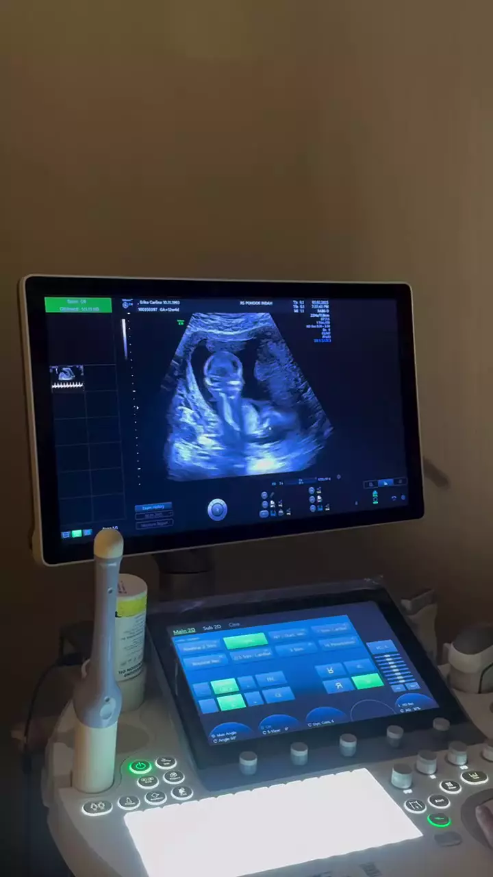 Erika Carlina pemerikaan kandungan bareng orang tua © 2025 Instagram Erika Carlina pemerikaan kandungan bareng orang tua © 2025 Instagram