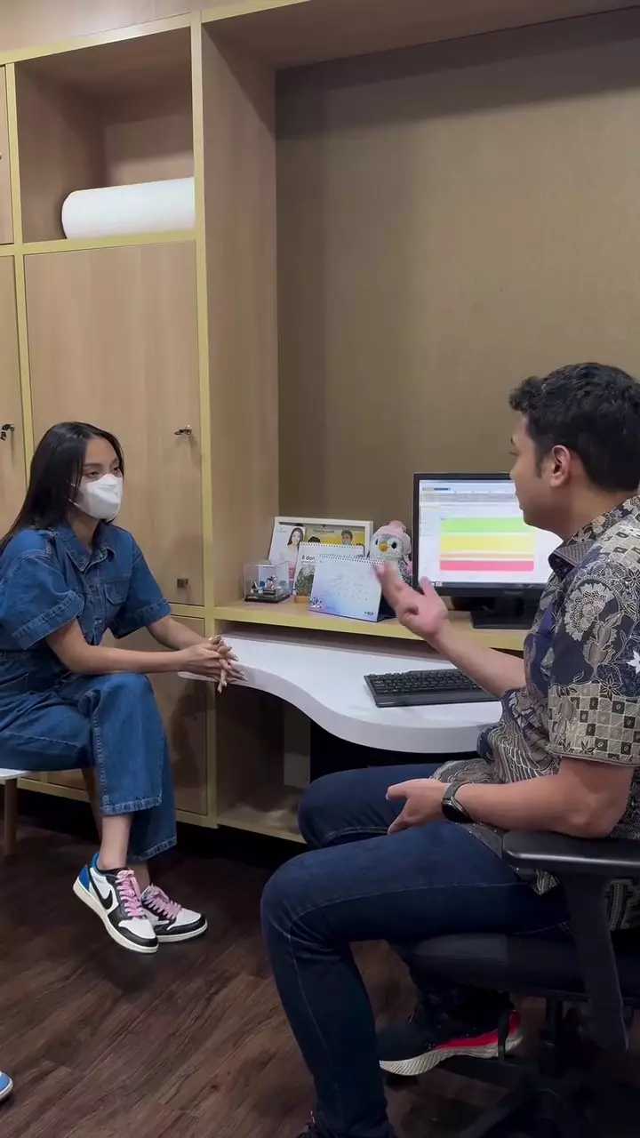 Erika Carlina pemerikaan kandungan bareng orang tua © 2025 Instagram Erika Carlina pemerikaan kandungan bareng orang tua © 2025 Instagram