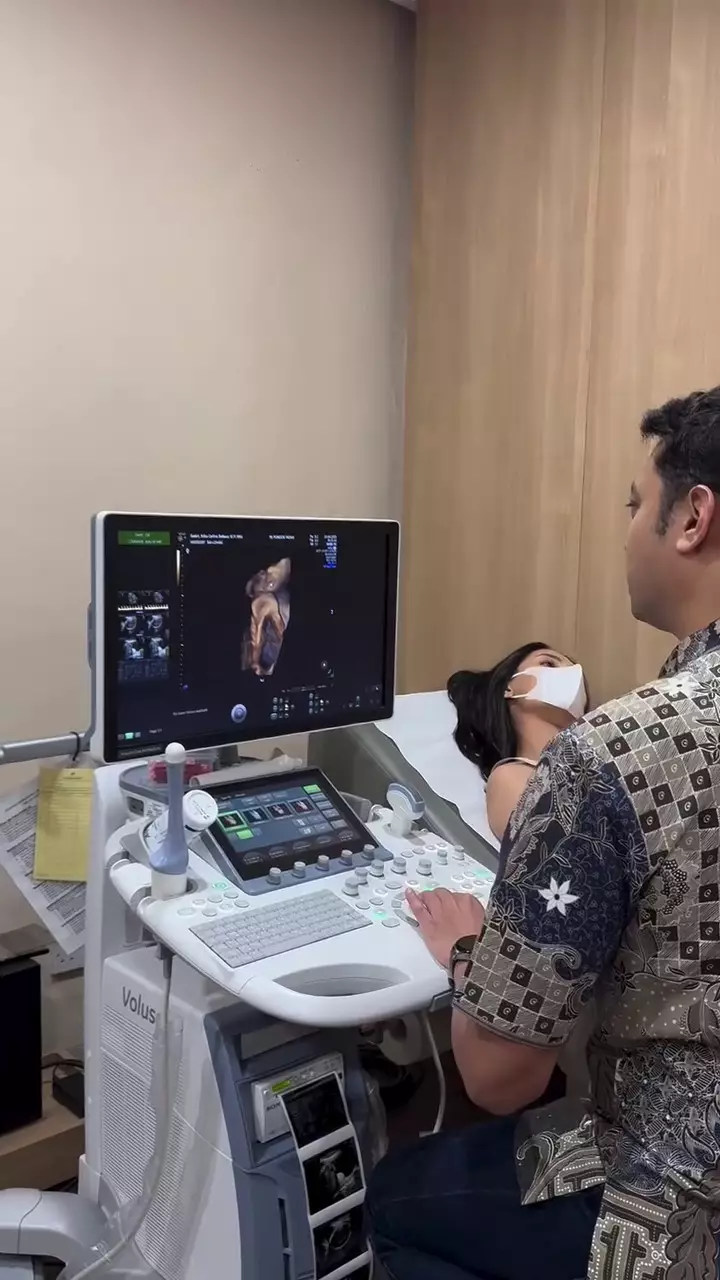 Erika Carlina pemerikaan kandungan bareng orang tua © 2025 Instagram Erika Carlina pemerikaan kandungan bareng orang tua © 2025 Instagram