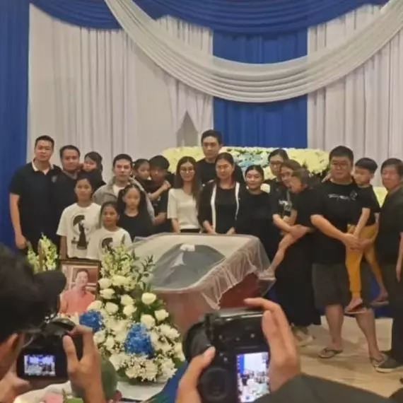 9 Potret momen persemayaman ayah Sarwendah, Ruben Onsu tak kuasa menahan tangis