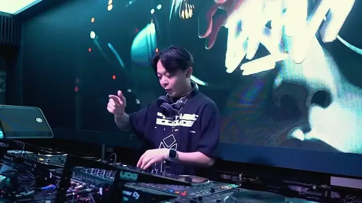 Fakta DJ Bravy kekasih Erika Carlina © 2025 Instagram