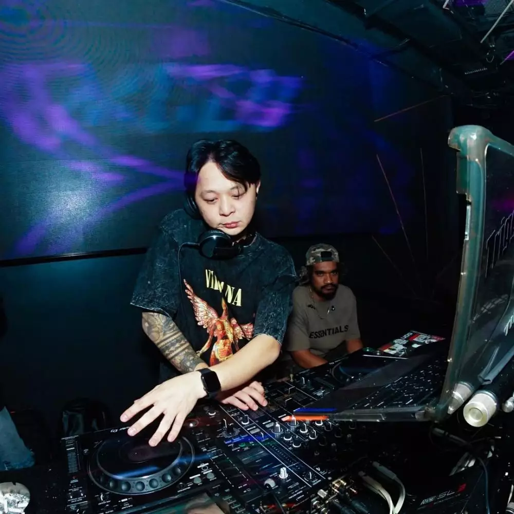 Fakta DJ Bravy kekasih Erika Carlina © 2025 Instagram