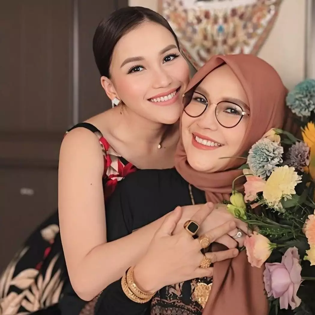 Tersinggung dikatain OKB karena pakai banyak perhiasan, ayah Ayu Ting Ting labrak tetangga