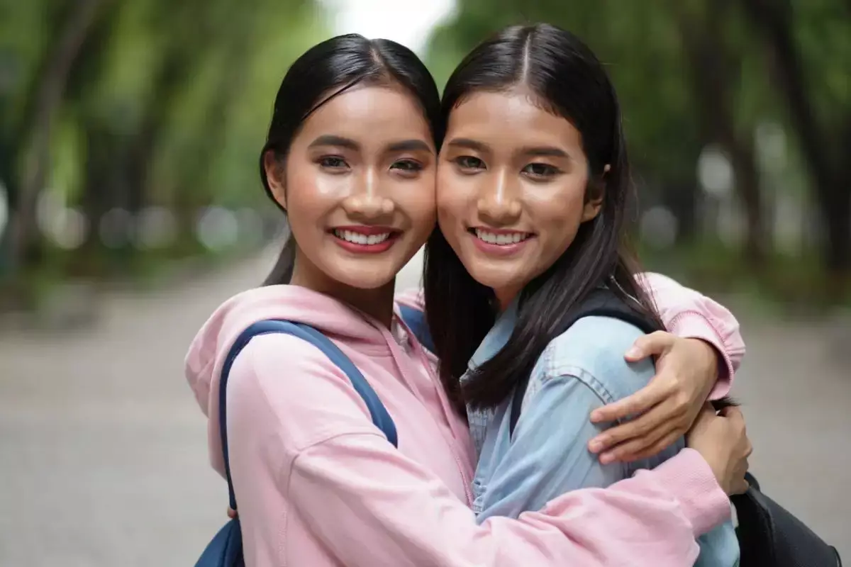 50 Pantun perpisahan sahabat paling menyentuh, kata-katanya ngena banget