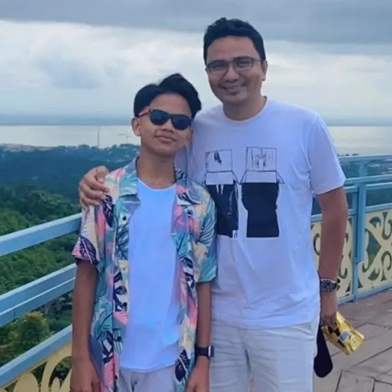 Sekolah dibiayai manajer usai Rp10 M ludes gegara keluarga, ini 9 potret akrab Farel dan Rais Simpson