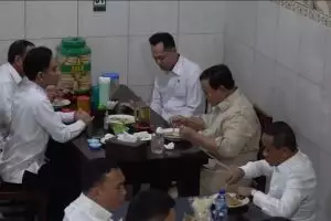Momen hangat Prabowo, Jokowi, dan Gibran makan di warung bakmi dengan santai diiringi musik live