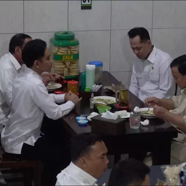 Momen hangat Prabowo, Jokowi, dan Gibran makan di warung bakmi dengan santai diiringi musik live