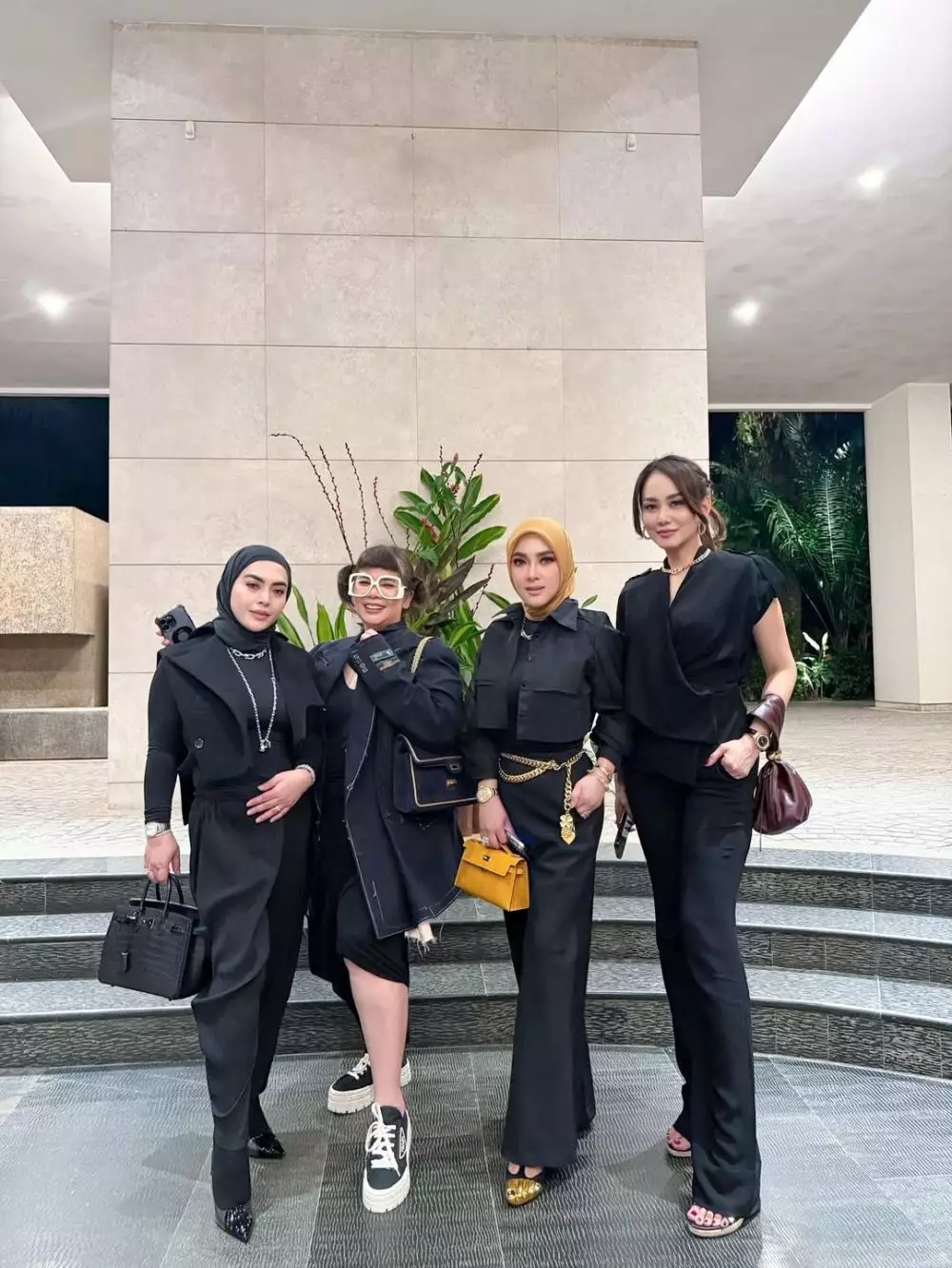 gaya glamor syahrini di konser cakra khan © 2025 brilio.net