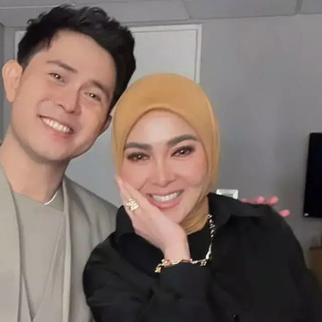 5 Potret gaya glamor Syahrini di konser Cakra Khan Singapura, rich look yang menawan