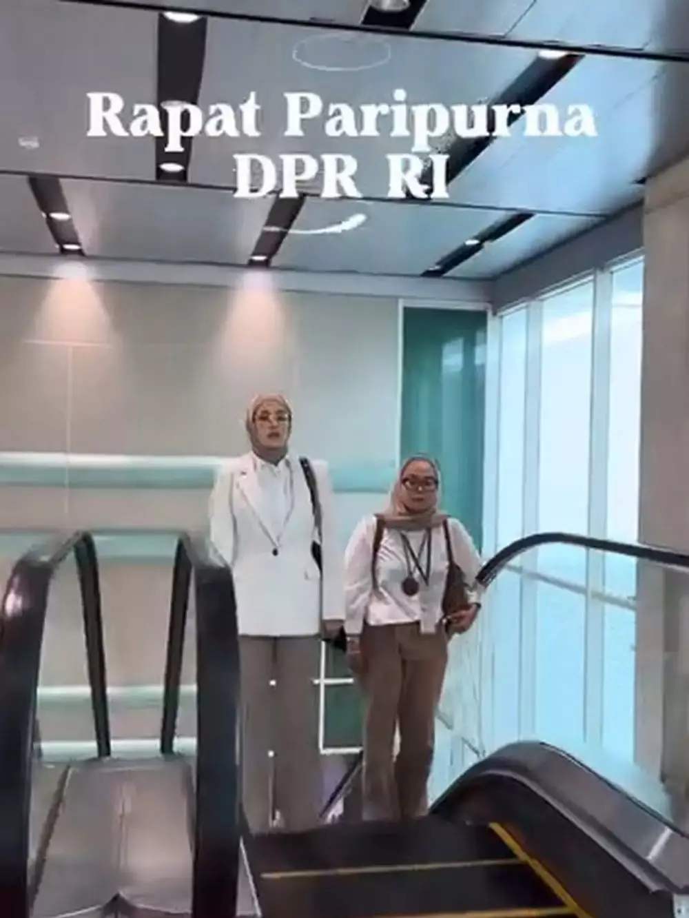 Mulan Jameela disebut mirip Dul Jaelani, ini potret lawas 9 seleb era 90-an saat jadi model video klip © 2025 brilio.net