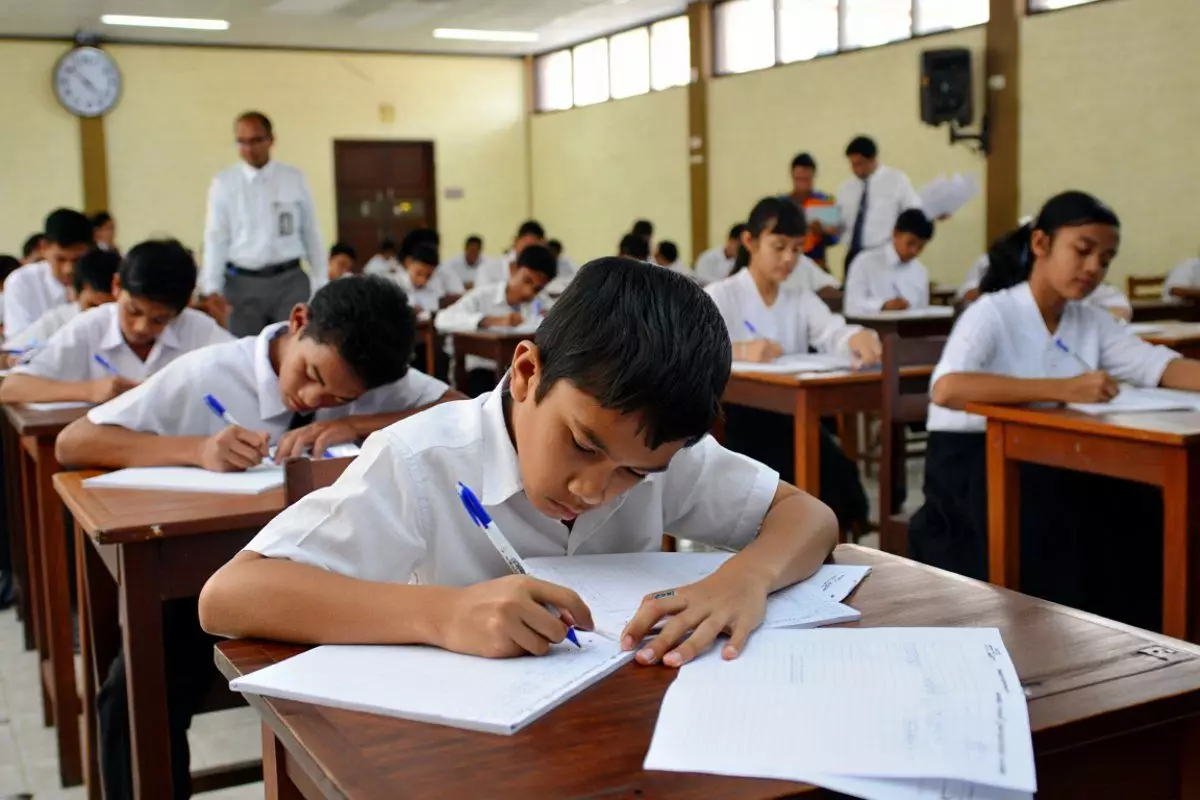Contoh surat izin tidak masuk sekolah SMP yang bisa kamu tulis sendiri di rumah