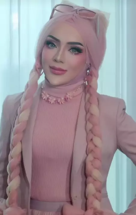 Yuni Jasmine seleb TikTok dagu lancip tanpa filter © TikTok