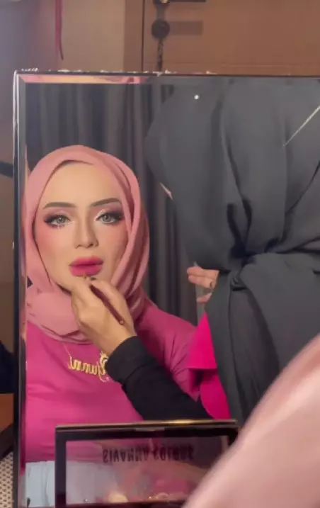 Yuni Jasmine seleb TikTok dagu lancip tanpa filter © TikTok