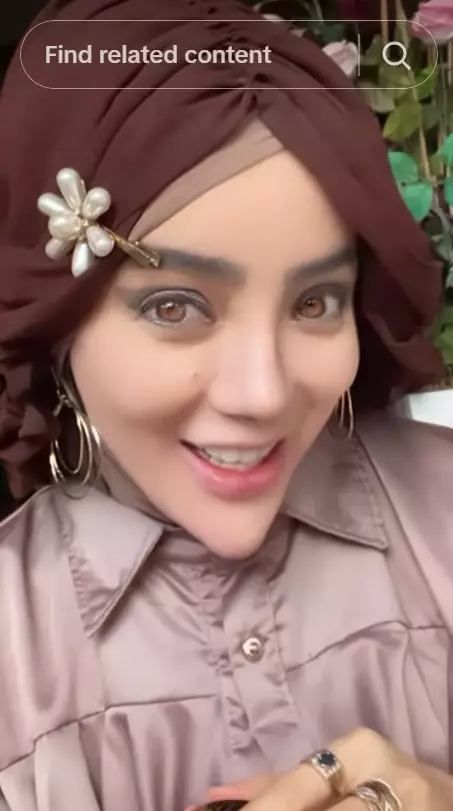 Yuni Jasmine seleb TikTok dagu lancip tanpa filter © TikTok