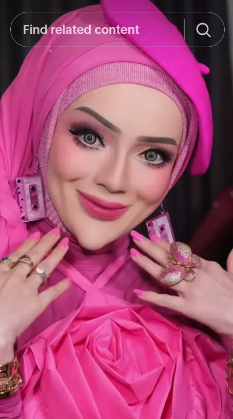 Yuni Jasmine seleb TikTok dagu lancip tanpa filter © TikTok