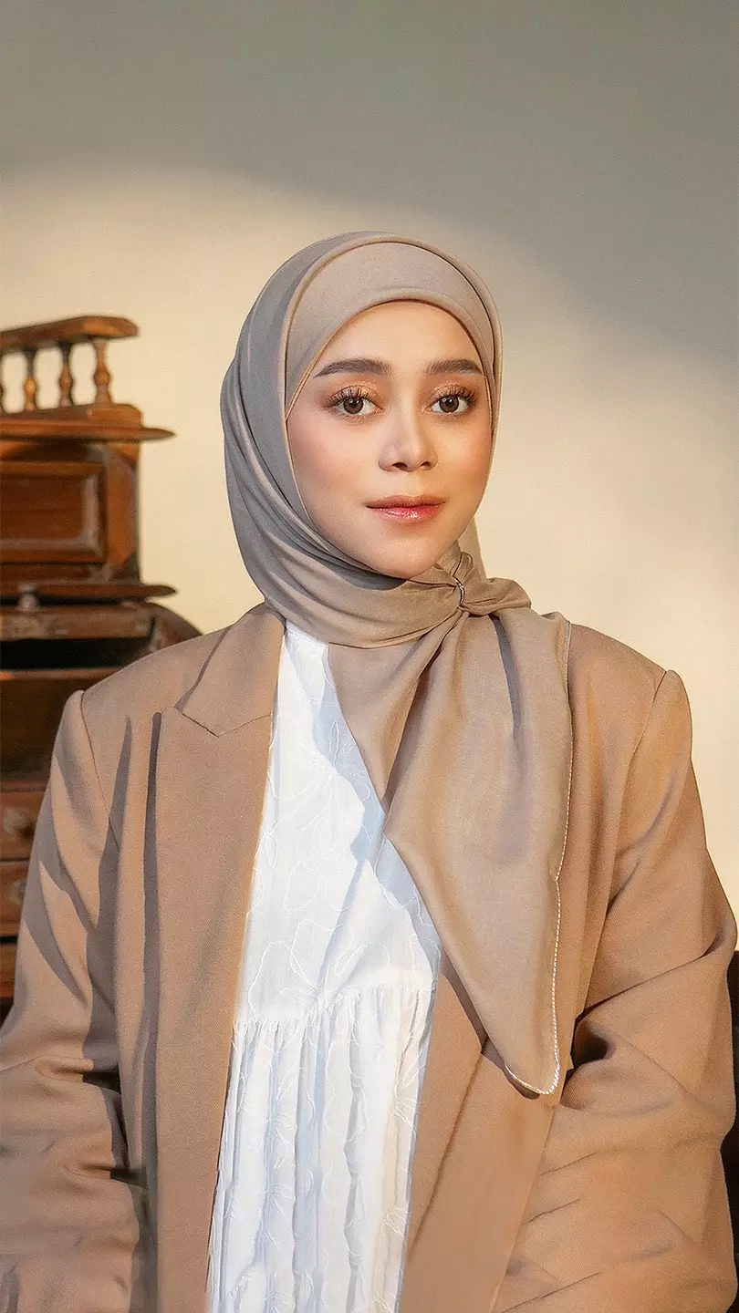 Lesty Kejora curhat di sidang MK © berbagai sumber Lesty Kejora curhat di sidang MK © berbagai sumber