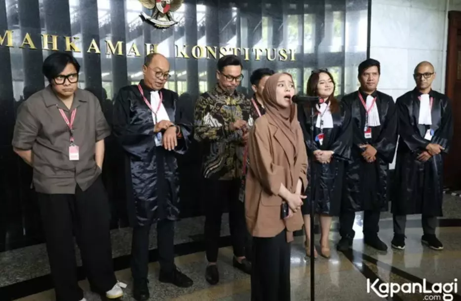 Lesty Kejora curhat di sidang MK © berbagai sumber Lesty Kejora curhat di sidang MK © berbagai sumber