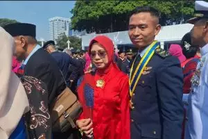 Momen haru Letda Axel Fahreza peraih Adhi Makayasa TNI AU sujud di kaki ibu usai dilantik Prabowo