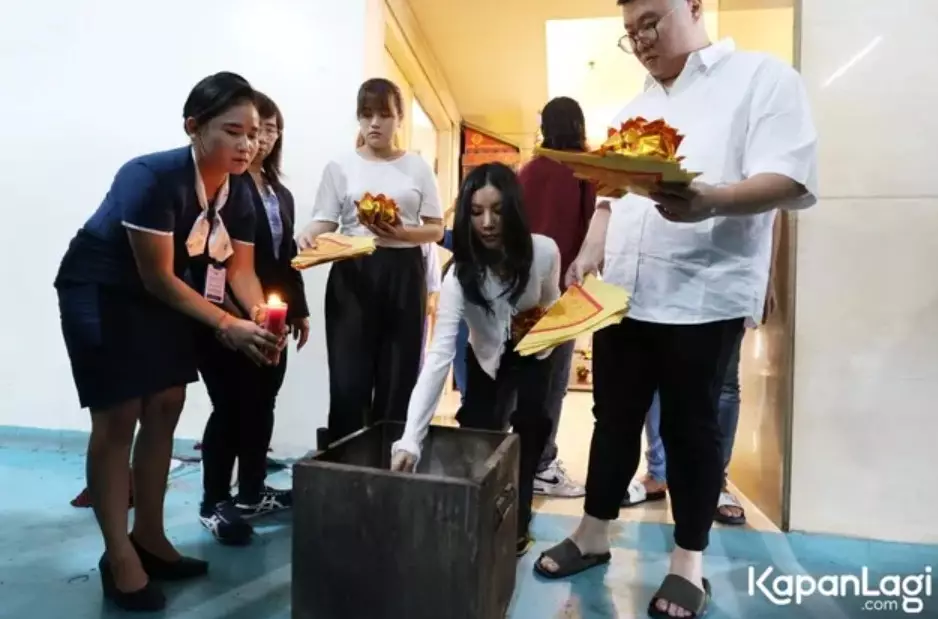 ketegaran Sarwendah ikut prosesi kremasi © berbagai sumber ketegaran Sarwendah ikut prosesi kremasi © berbagai sumber