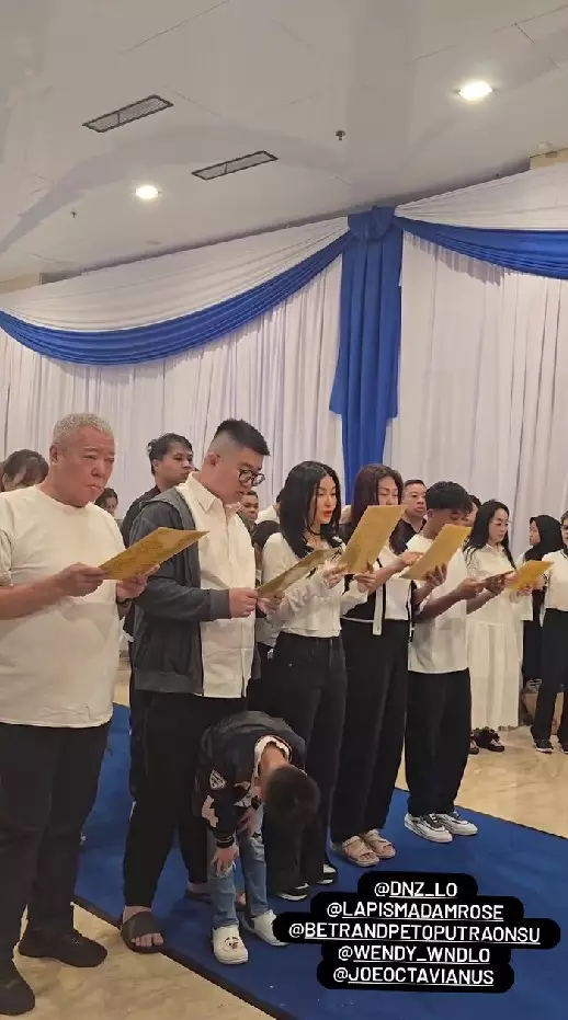 ketegaran Sarwendah ikut prosesi kremasi © berbagai sumber ketegaran Sarwendah ikut prosesi kremasi © berbagai sumber