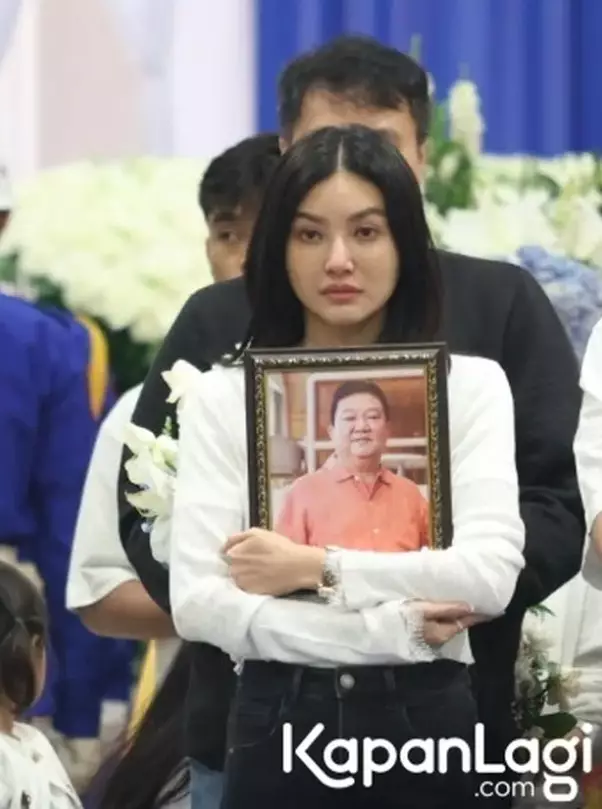 ketegaran Sarwendah ikut prosesi kremasi © berbagai sumber ketegaran Sarwendah ikut prosesi kremasi © berbagai sumber
