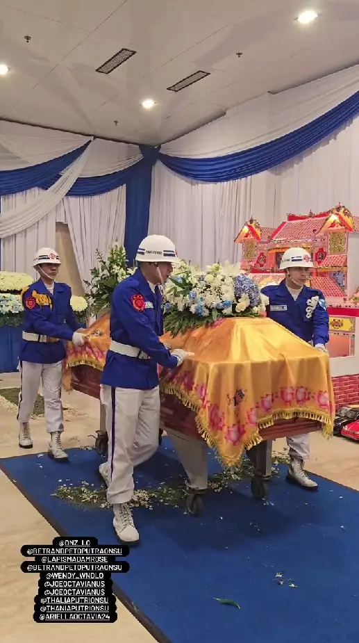 ketegaran Sarwendah ikut prosesi kremasi © berbagai sumber ketegaran Sarwendah ikut prosesi kremasi © berbagai sumber