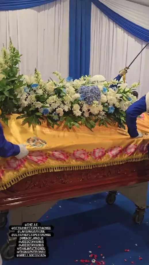 ketegaran Sarwendah ikut prosesi kremasi © berbagai sumber ketegaran Sarwendah ikut prosesi kremasi © berbagai sumber