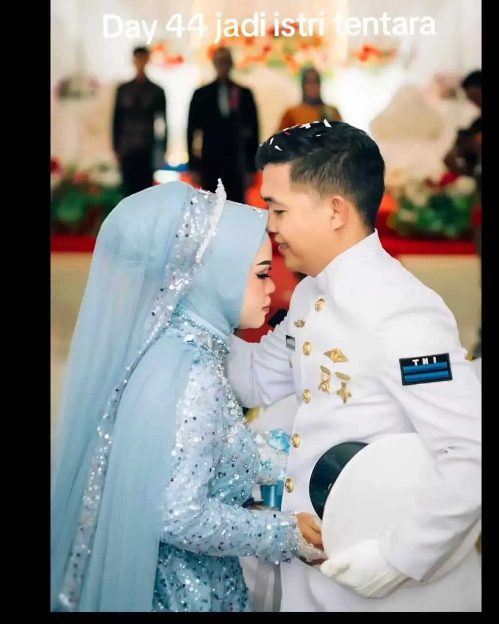 pov istri tentara nyuci seragam © 2025 berbagai sumber