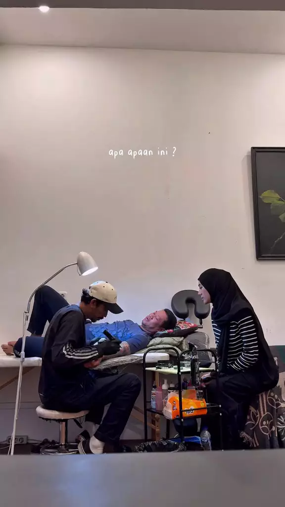 Calon suami Clara Shinta buat tato sebelum mualaf © 2025 TikTok Calon suami Clara Shinta buat tato sebelum mualaf © 2025 TikTok