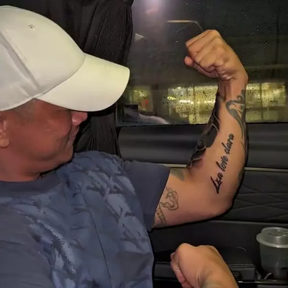 9 Potret Clara Shinta temani calon suami buat tato sebelum jadi mualaf, ukir nama sang artis di lengan