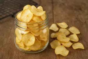 Rahasia keripik singkong tipis, garing, renyah, dan nggak berminyak, cuma perlu direndam di air ini