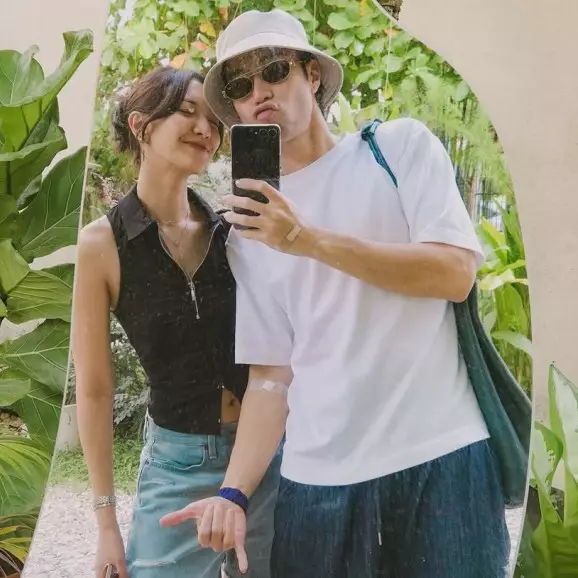 Disebut jarang dampingi suami, ini 9 momen Sheila Dara temani Vidi Aldiano berobat di Penang