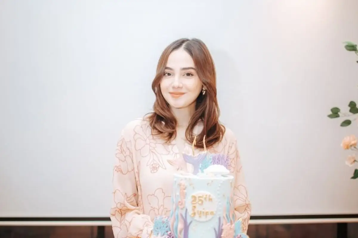 Tampil fresh dengan oranye look, ini 7 potret makeup Syifa Hadju saat rayakan ultah bareng fans