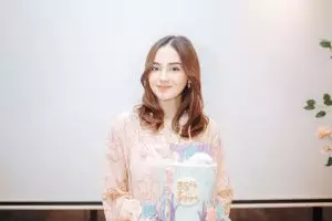 Tampil fresh dengan oranye look, ini 7 potret makeup Syifa Hadju saat rayakan ultah bareng fans