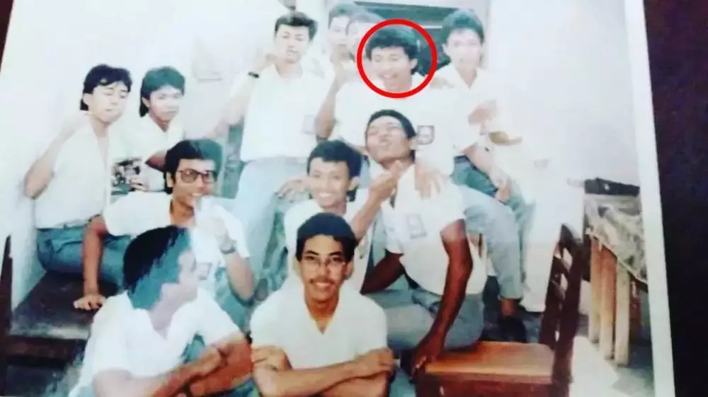 Potret lawas suami penyanyi saat sekolah © berbagai sumber Potret lawas suami penyanyi saat sekolah © berbagai sumber
