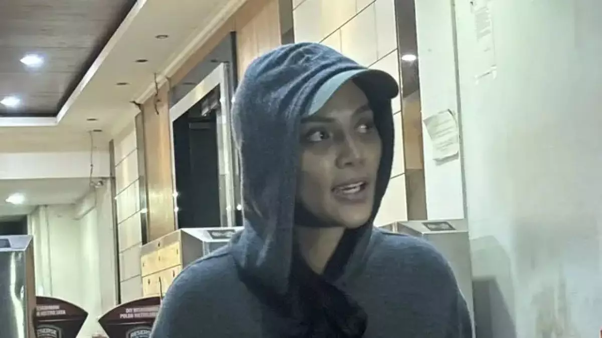 Erika Carlina resmi laporkan DJ Panda ke polisi terkait pengancaman, ini saksi dan bukti yang dibawa