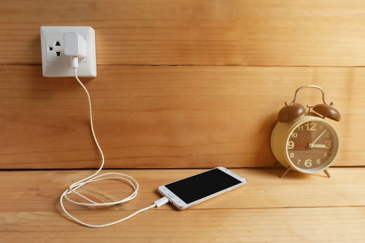 Charging HP 100% terus-terusan bisa bikin bocor dan risiko meledak? Ini 5 fakta dan solusinya