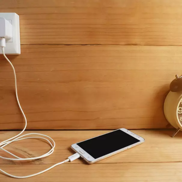 Charging HP 100% terus-terusan bisa bikin bocor dan risiko meledak? Ini 5 fakta dan solusinya