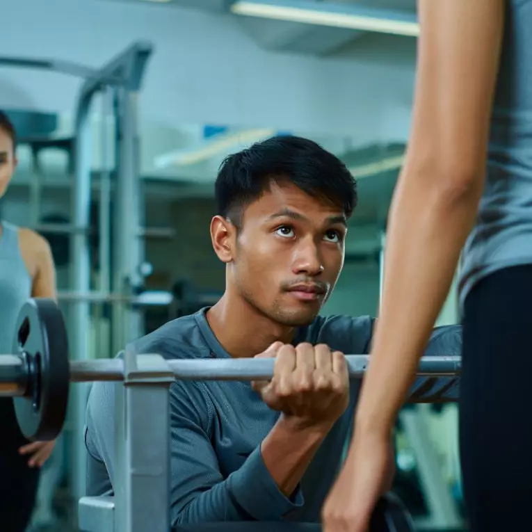 100 Gombalan anak gym yang bikin luluh, bukan otot aja yang keras, tapi niat PDKT juga