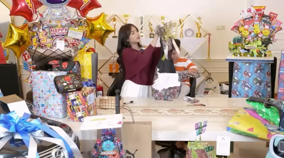 Fuji unboxing kado ultah Gala dari keluarga Doddy © YouTube Fuji unboxing kado ultah Gala dari keluarga Doddy © YouTube