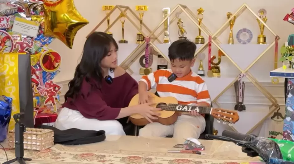 Fuji unboxing kado ultah Gala dari keluarga Doddy © YouTube Fuji unboxing kado ultah Gala dari keluarga Doddy © YouTube