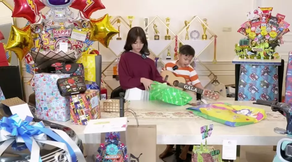 Fuji unboxing kado ultah Gala dari keluarga Doddy © YouTube Fuji unboxing kado ultah Gala dari keluarga Doddy © YouTube