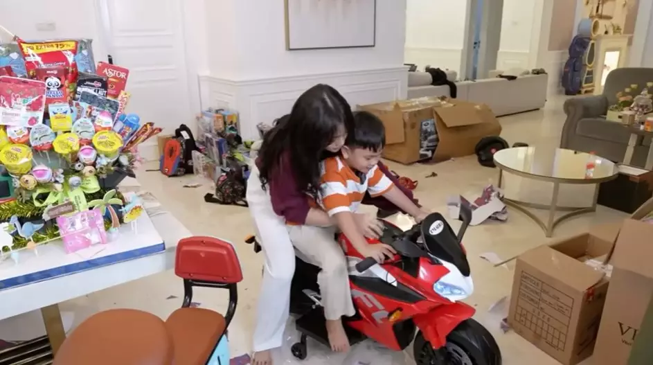 Fuji unboxing kado ultah Gala dari keluarga Doddy © YouTube Fuji unboxing kado ultah Gala dari keluarga Doddy © YouTube