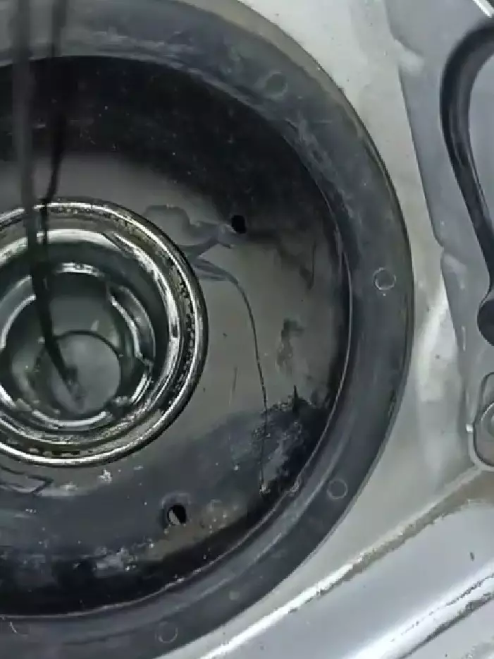 Dwi Sasono kaget tangki bensin mobilnya © Instagram Dwi Sasono kaget tangki bensin mobilnya © Instagram