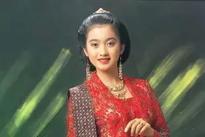 Pantas jadi finalis Gadis Sampul, ini 7 potret lawas Desy Ratnasari saat SMA, cantiknya tak luntur