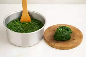 Cara masak daun singkong rebus sederhana, tetap hijau cantik cuma pakai baking soda