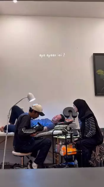 penjelasan Clara Shinta antarkan calon suami bikin tato © TikTok penjelasan Clara Shinta antarkan calon suami bikin tato © TikTok