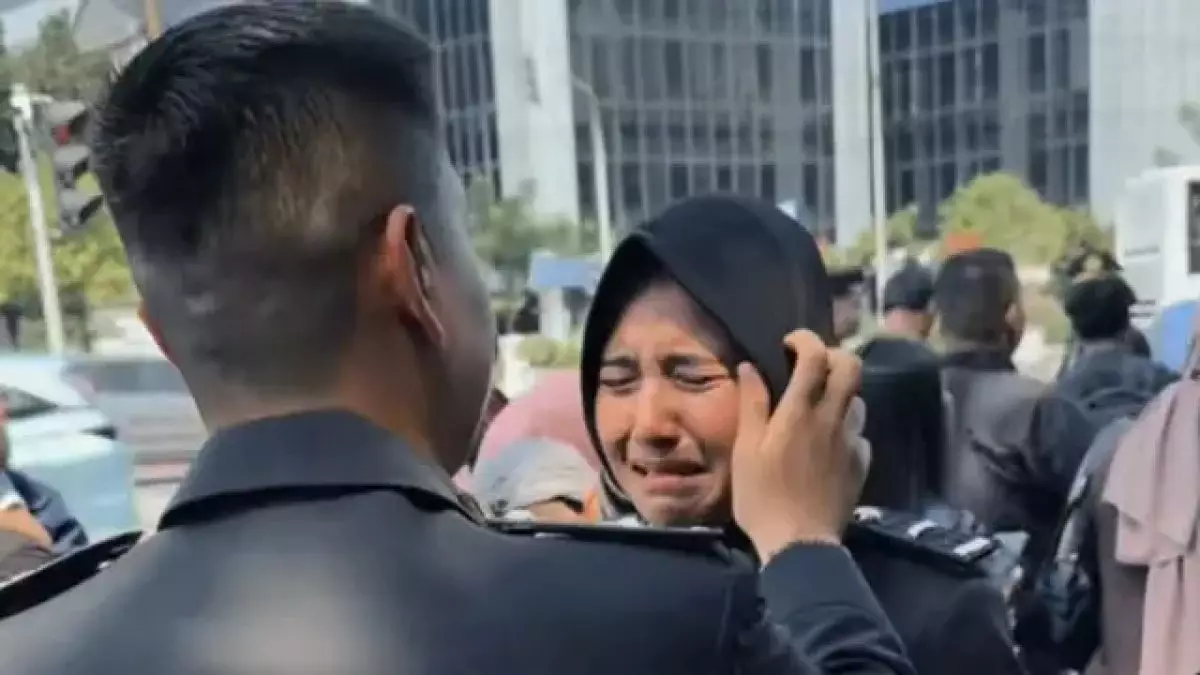Potret kakak berpangkat bintara polisi temani adiknya dilantik jadi perwira, ketegarannya bikin haru